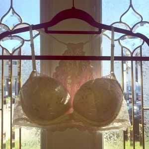 Victoria’s Secret Pink 36B Ivory lace triangleback